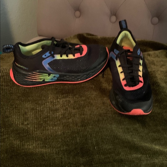 New Balance Kid’s Fresh Foam V2. Size 1 - Picture 1 of 5